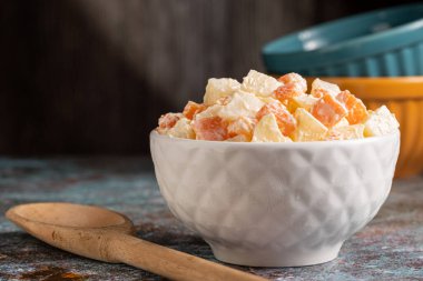 Olivier salatası, patates salatası, havuç ve mayonez..