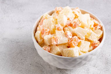 Olivier salatası, patates salatası, havuç ve mayonez..