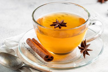 Cam bardakta tarçınlı anason çayı.