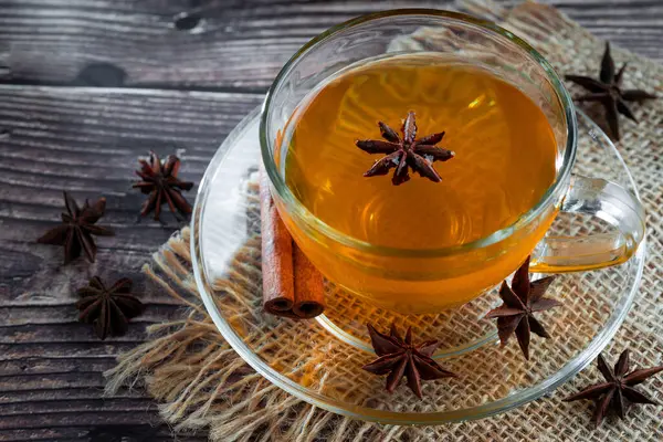 Cam bardakta tarçınlı anason çayı.