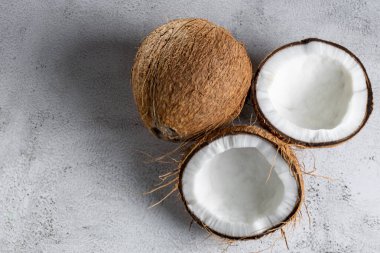 Hindistan cevizi ve hindistan cevizi parçaları masanın üstünde..