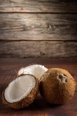 Hindistan cevizi ve hindistan cevizi parçaları masanın üstünde..