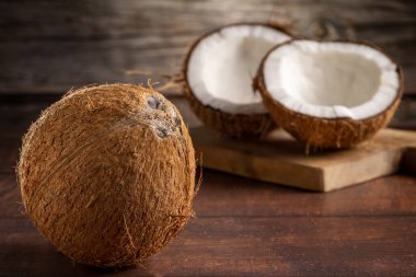 Hindistan cevizi ve hindistan cevizi parçaları masanın üstünde..