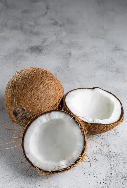 Hela Kokosnötter Och Kokosbitar Bordet — Stockfoto