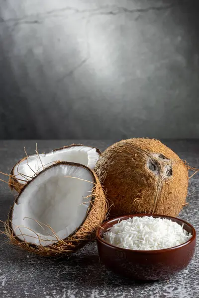 Hele Kokosnoot Stukjes Kokosnoot Versnipperde Kokosnoot Tafel — Stockfoto