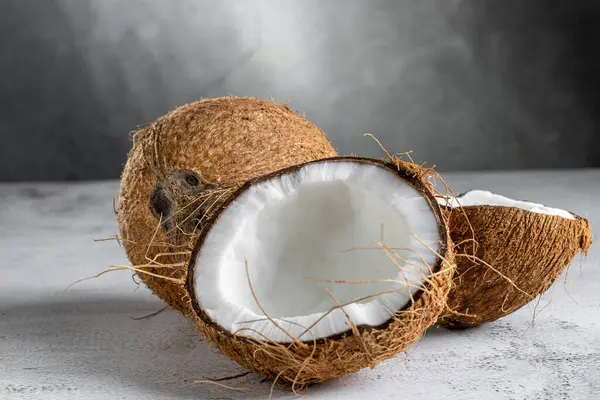 Ganze Kokosnüsse Und Kokosstückchen Auf Dem Tisch — Stockfoto