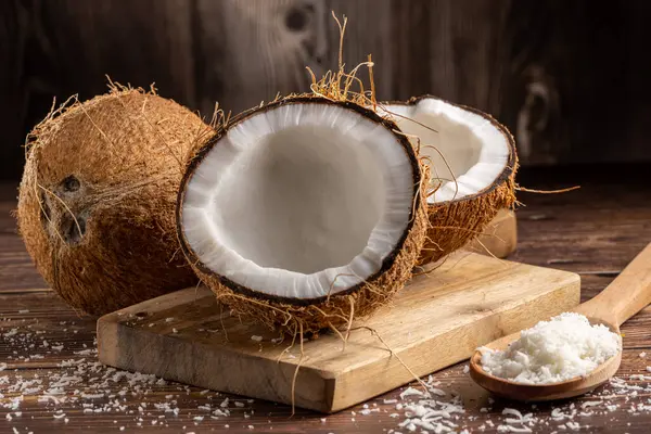 Hela Kokosnöt Bitar Kokos Och Strimlad Kokosnöt Bordet — Stockfoto