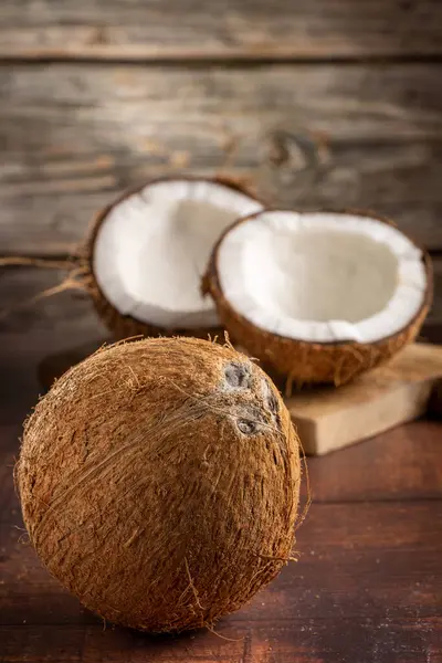 Hele Kokosnoot Stukjes Kokosnoot Tafel — Stockfoto