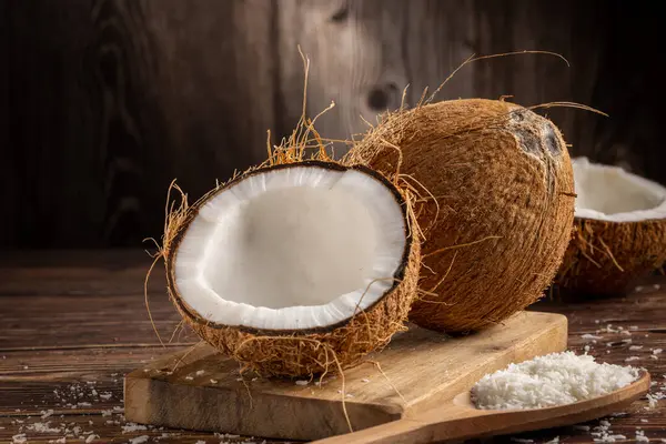 Ganze Kokosnuss Kokosnussstücke Und Geschredderte Kokosnüsse Auf Dem Tisch — Stockfoto