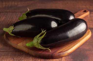 Masada taze patlıcan var..