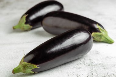 Masada taze patlıcan var..