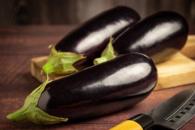 Masada taze patlıcan var..