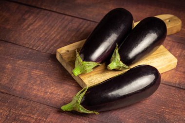 Masada taze patlıcan var..