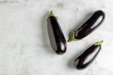 Masada taze patlıcan var..