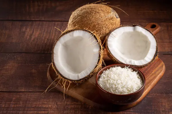 Ganze Kokosnuss Kokosnussstücke Und Geschredderte Kokosnüsse Auf Dem Tisch — Stockfoto