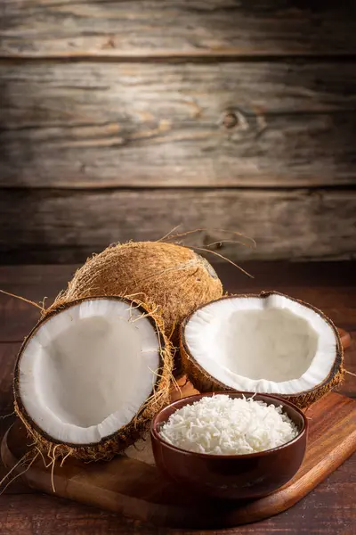 Hele Kokosnoot Stukjes Kokosnoot Versnipperde Kokosnoot Tafel — Stockfoto