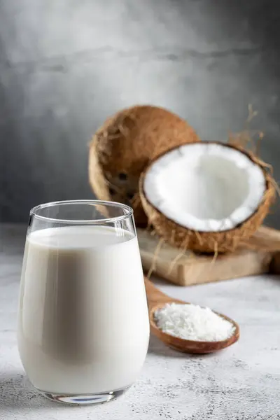 Glas Kokosmelk Met Stukjes Kokosnoot Tafel — Stockfoto
