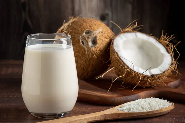 Glas Kokosmjölk Med Bitar Kokos Bordet — Stockfoto
