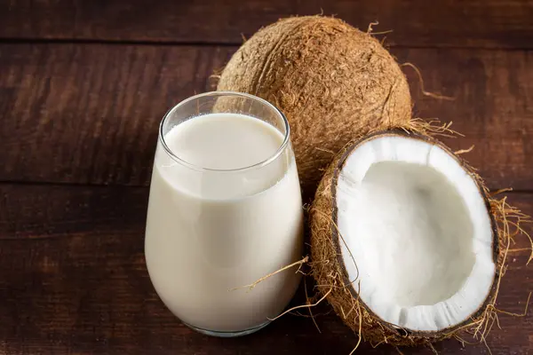 Glas Kokosmjölk Med Bitar Kokos Bordet — Stockfoto
