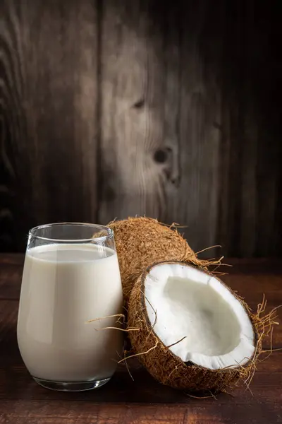 Стакан Кокосового Молока Кусочками Кокоса Столе — стоковое фото