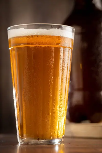 Caneca Fria Cerveja Âmbar Lager Artesanal — Fotografia de Stock