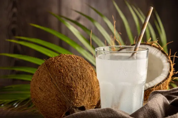 Glas Med Färskt Kokosvatten Och Kokosnötter Bordet — Stockfoto