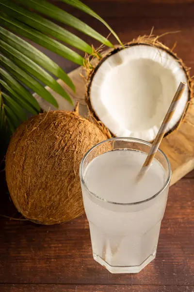 Sklenice Čerstvou Kokosovou Vodou Kokosy Stole — Stock fotografie