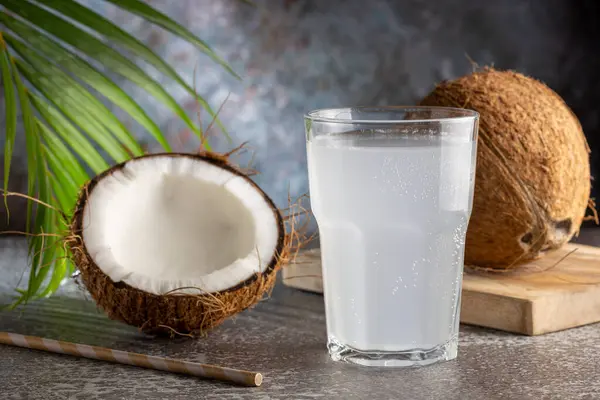 Glas Med Färskt Kokosvatten Och Kokosnötter Bordet — Stockfoto
