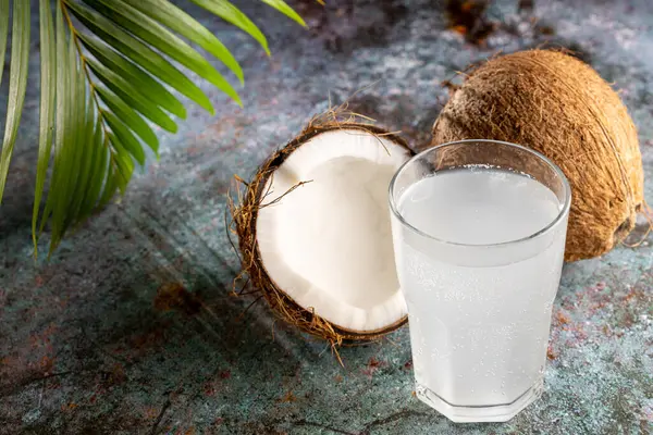 Glas Mit Frischem Kokoswasser Und Kokosnüssen Auf Dem Tisch — Stockfoto
