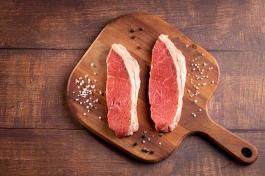 Kesme tahtasındaki çiğ picanha bifteği..