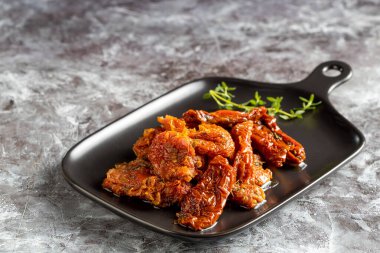 Kurutulmuş domates otlar ile.