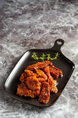 Kurutulmuş domates otlar ile.