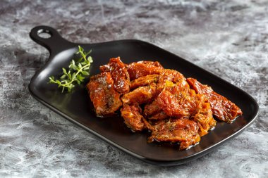 Kurutulmuş domates otlar ile.