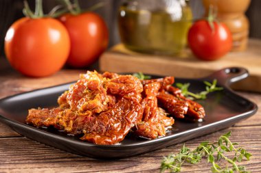 Kurutulmuş domates otlar ile.