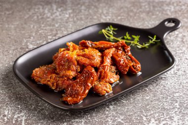 Kurutulmuş domates otlar ile.