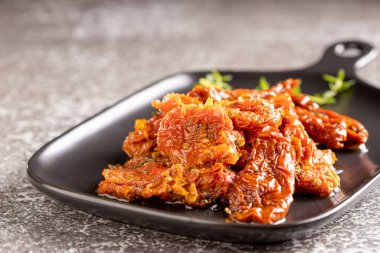 Kurutulmuş domates otlar ile.