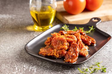 Kurutulmuş domates otlar ile.