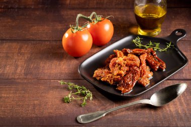 Kurutulmuş domates otlar ile.