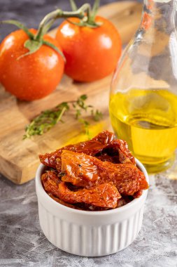 Kurutulmuş domates otlar ile.