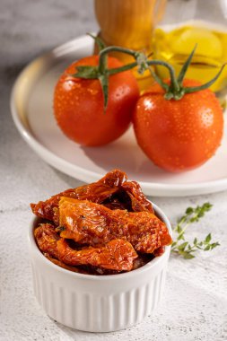 Kurutulmuş domates otlar ile.