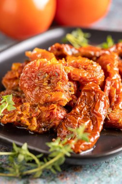 Kurutulmuş domates otlar ile.