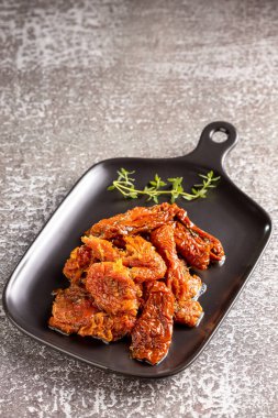 Kurutulmuş domates otlar ile.