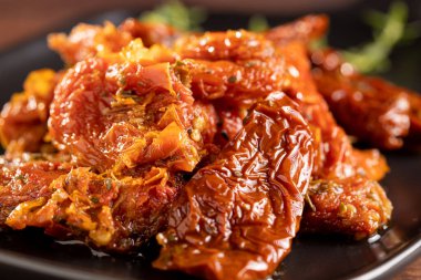 Kurutulmuş domates otlar ile.