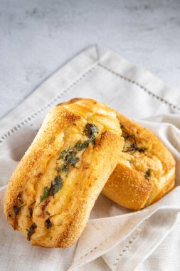 Masada Fransız ekmeği var..