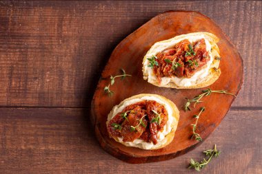 Güneşte kurutulmuş domatesli, krem peynirli ve yeşillikli.