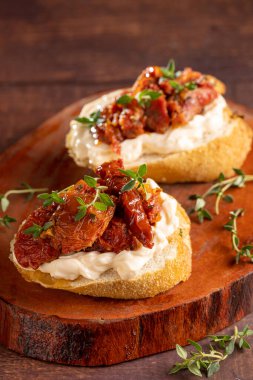 Güneşte kurutulmuş domatesli, krem peynirli ve yeşillikli.