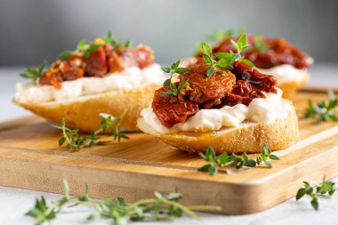 Güneşte kurutulmuş domatesli, krem peynirli ve yeşillikli.