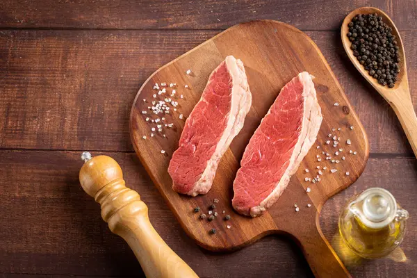 Kesme tahtasındaki çiğ picanha bifteği..