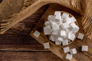 Ahşap kase küp beyaz şeker.