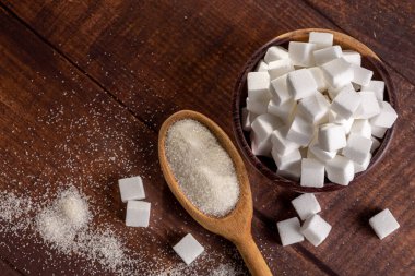Ahşap kase küp beyaz şeker.